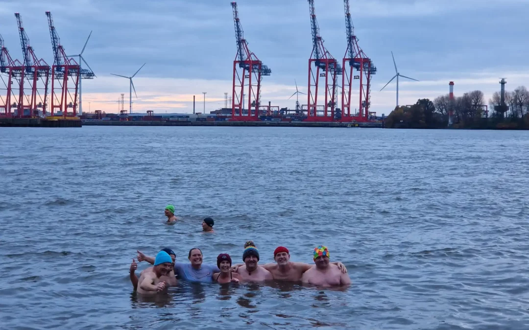 Gruppenbild Eisbademeisters und Hafen-Helfer im Wasser