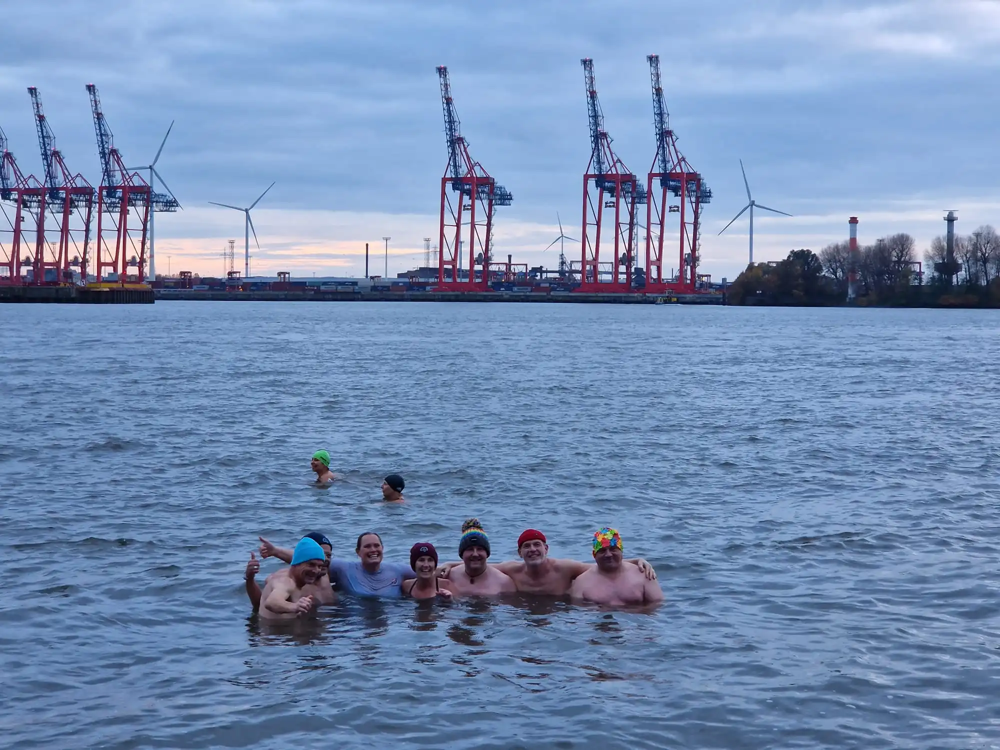 Gruppenbild Eisbademeisters und Hafen-Helfer im Wasser