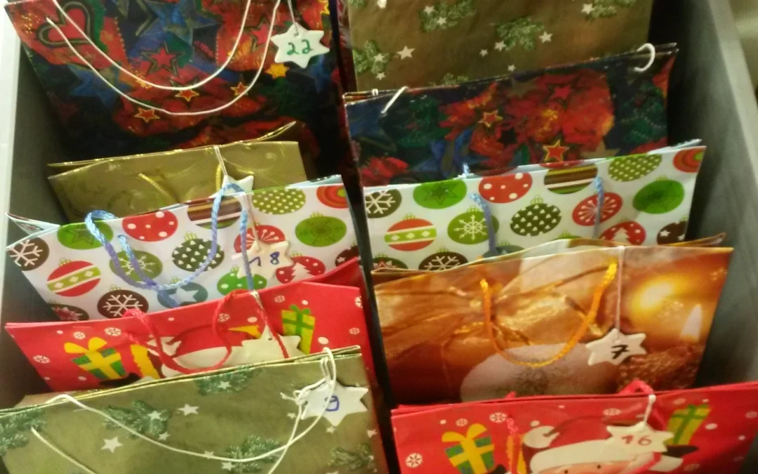 Box mit weihnachtlich verpackten Geschenken