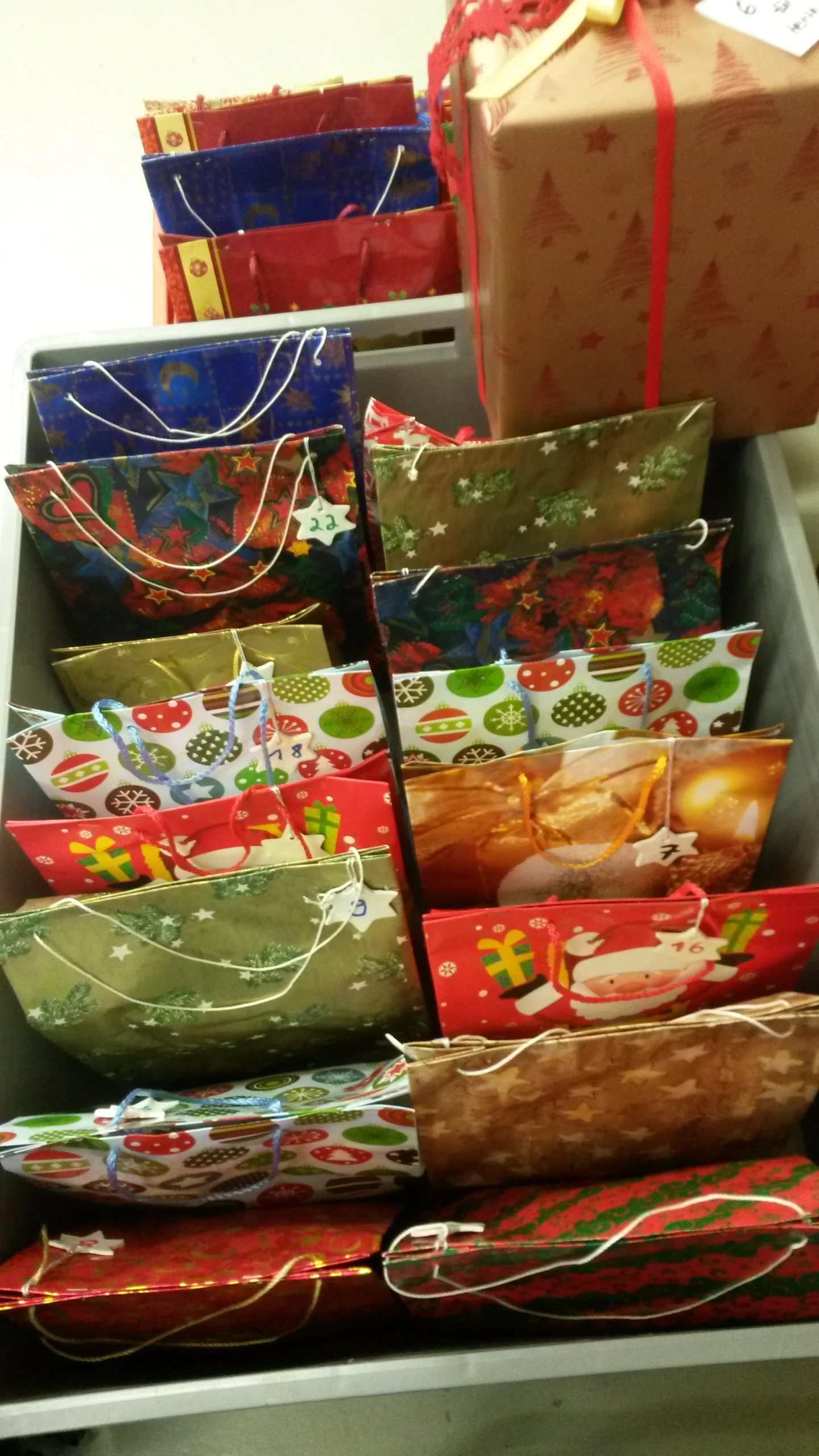 Box mit weihnachtlich verpackten Geschenken
